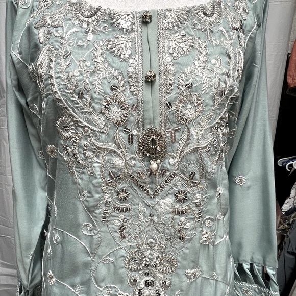 Brand New Pakistani fully embroidered Designer 3 piece suit with Net dupatta - Picture 6 of 16